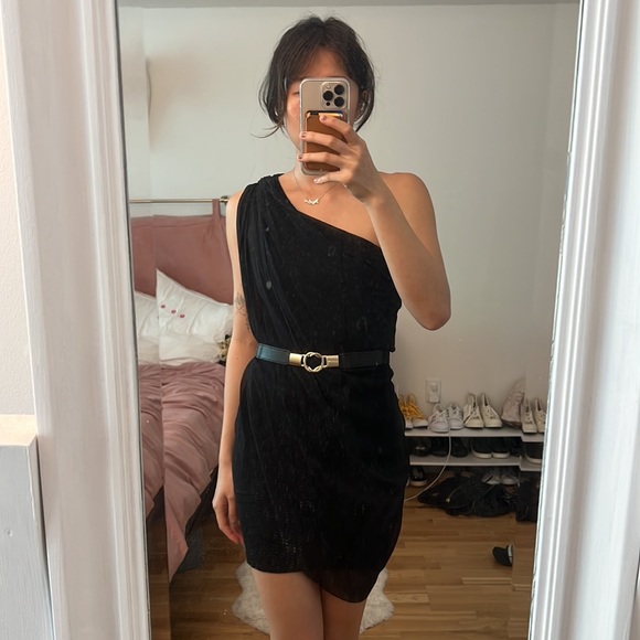 Alice + Olivia Dresses & Skirts - Alice and olivia bodycon goddess silk drape black dress